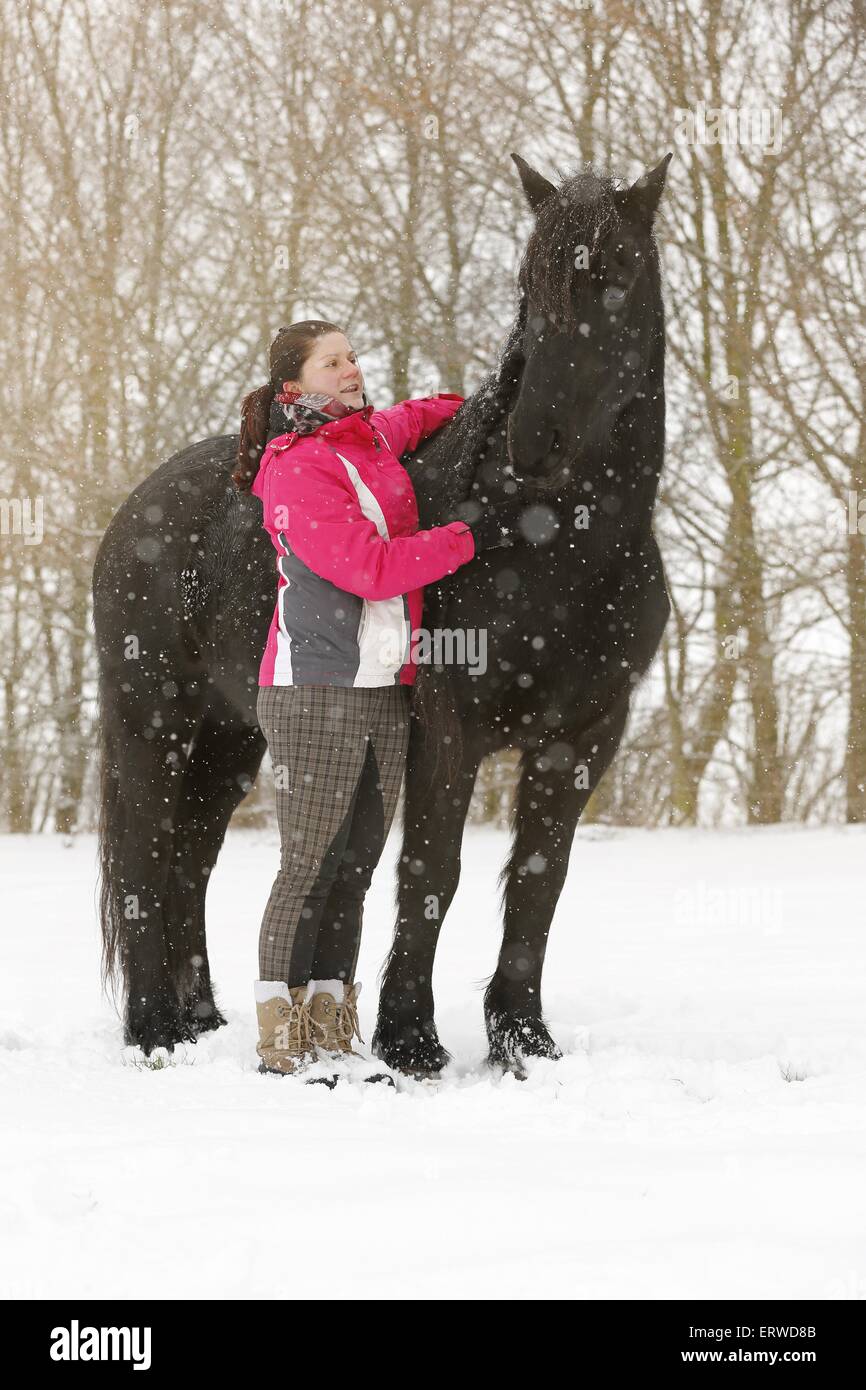 Jeune femme avec cheval Frison Banque D'Images