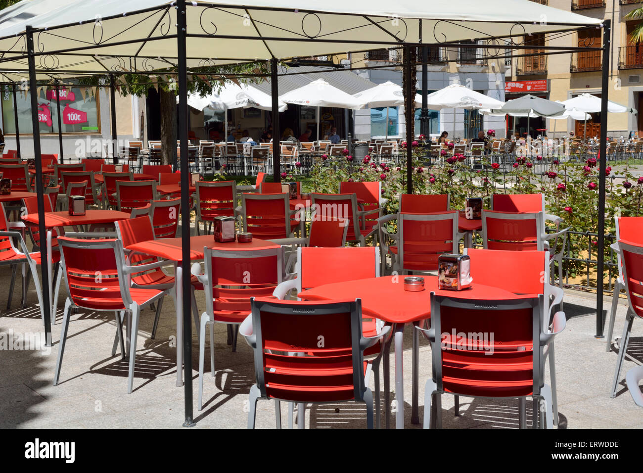 Tables et chaises vides en restaurant en plein air, Illescas, Espagne Banque D'Images
