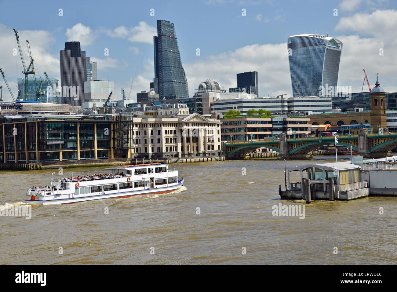 City River bateau de croisière sur la Tamise, avec des bâtiments de la Ville London United Kingdom Banque D'Images