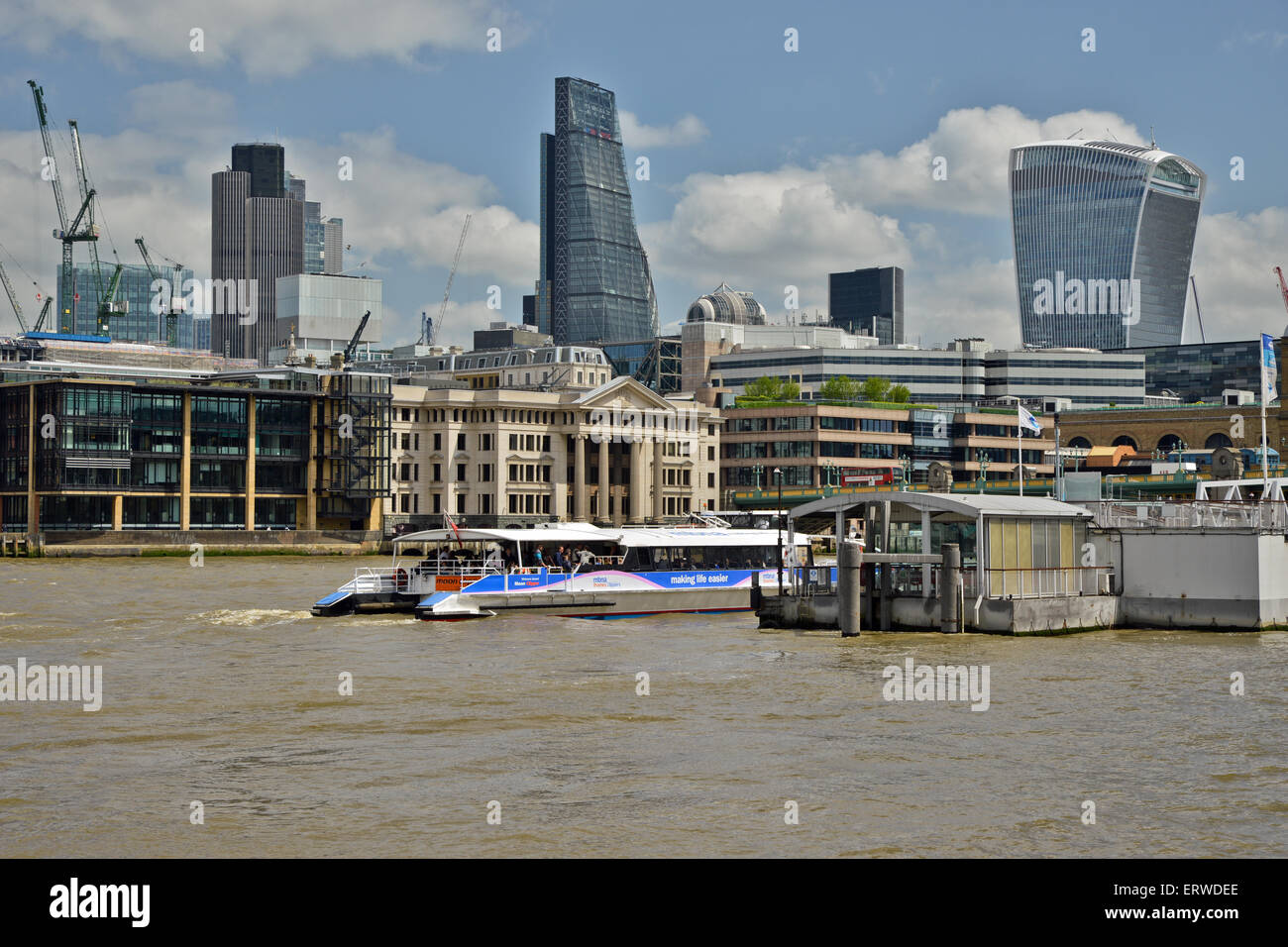 City River bateau de croisière sur la Tamise, avec des bâtiments de la Ville London United Kingdom Banque D'Images