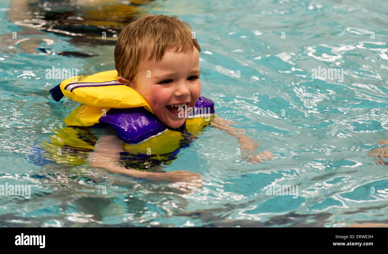 Un jeune garçon (deux ans et demi) apprendre à nager Banque D'Images