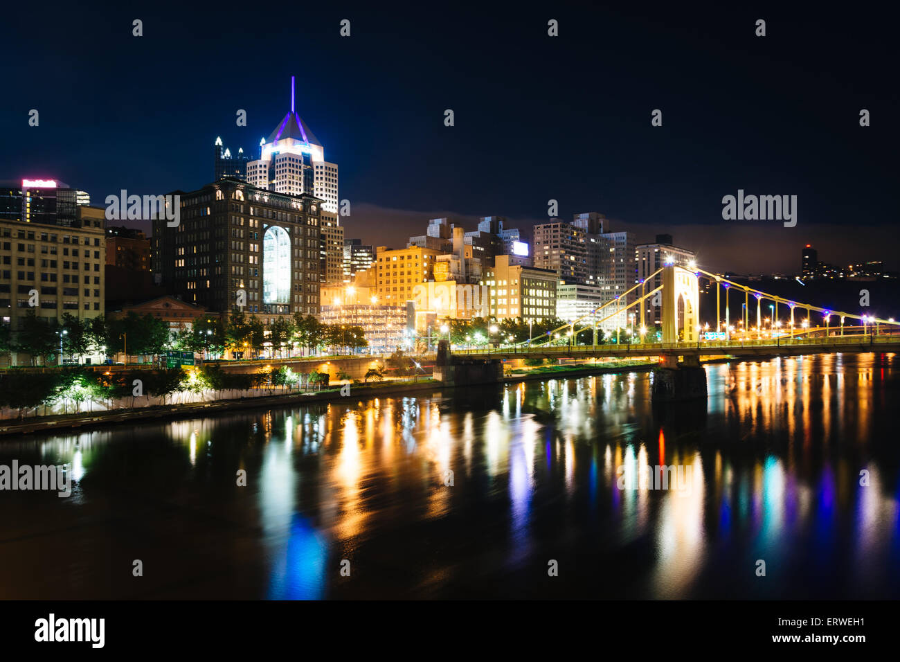 Le pont d'Andy Warhol et skyline at night, à Pittsburgh, en Pennsylvanie. Banque D'Images