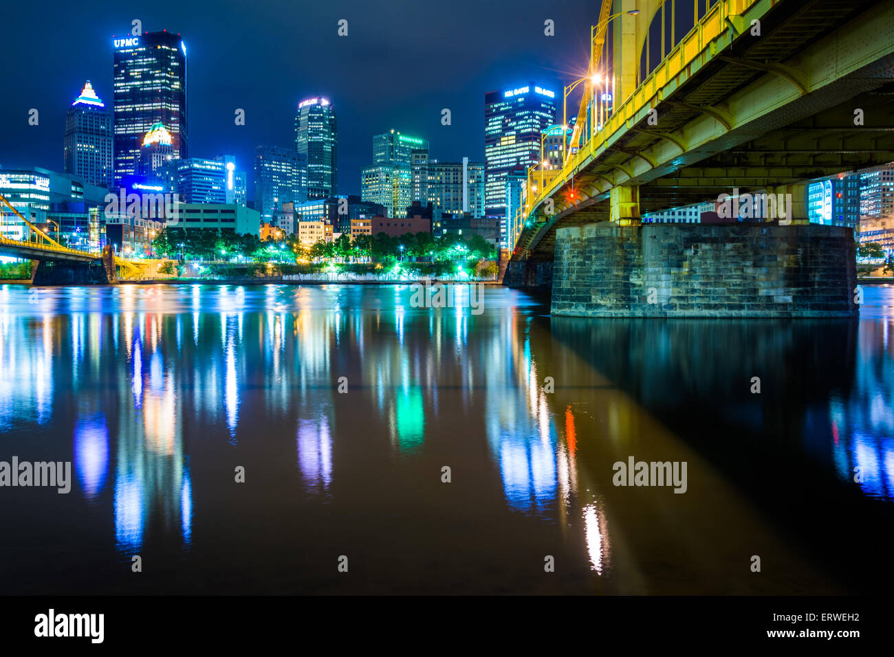 Le pont d'Andy Warhol et skyline at night, à Pittsburgh, en Pennsylvanie. Banque D'Images