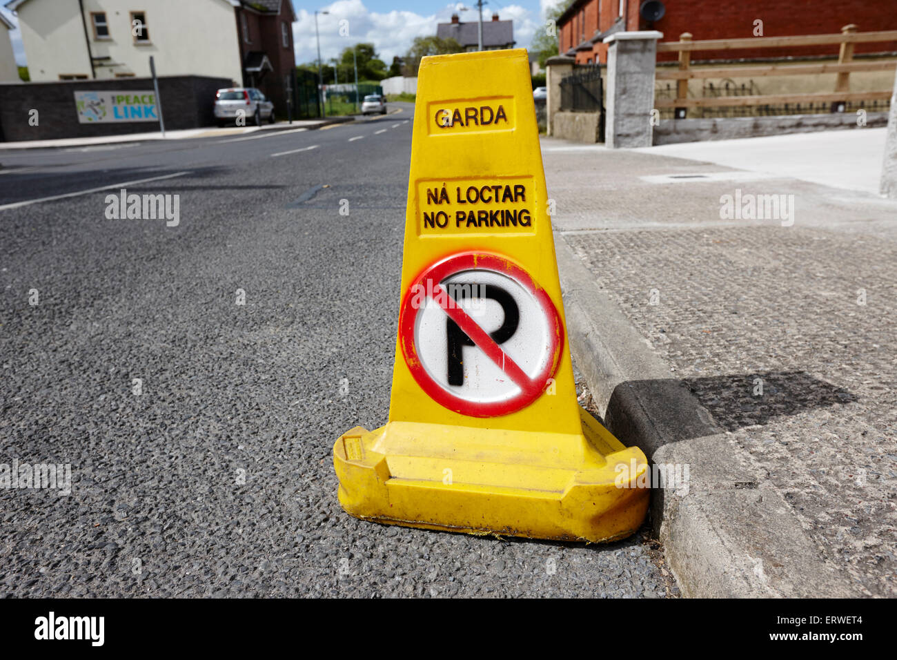 Garda aucun stationnement cônes de circulation sur une rue dans les clones comté de Monaghan en république d'Irlande Banque D'Images