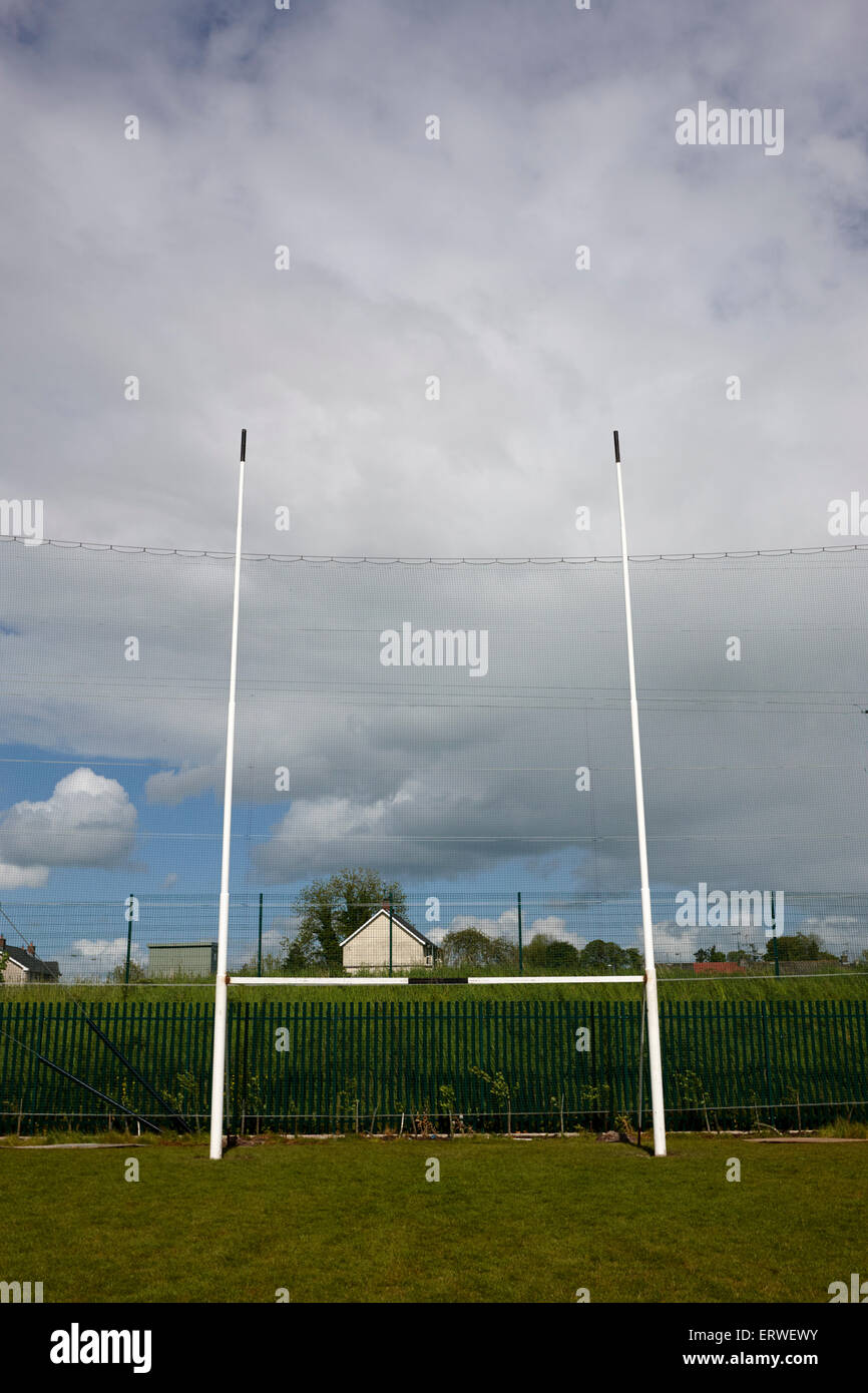 Le football gaélique et objectif sur un net rattrapage hauteur à clones comté de Monaghan en république d'Irlande Banque D'Images