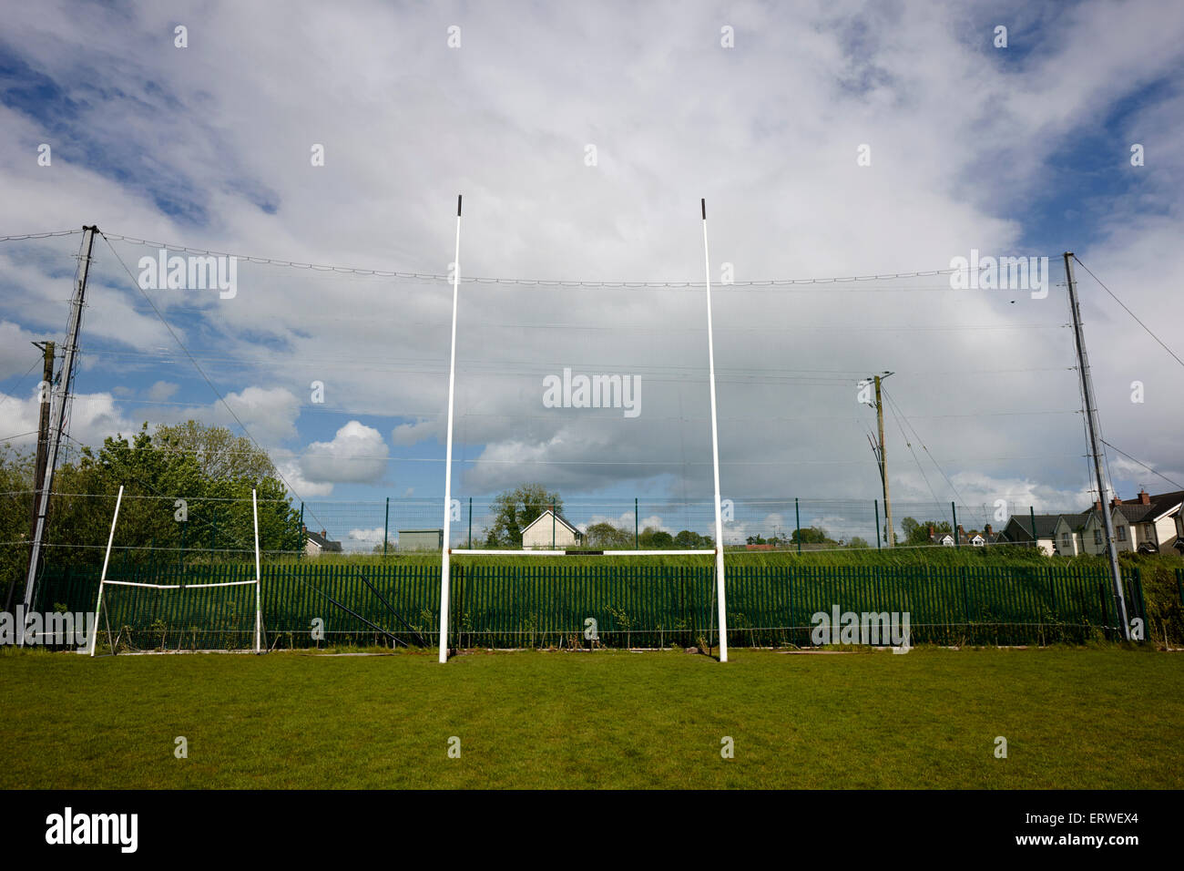 Le football gaélique et objectif sur un net rattrapage hauteur à clones comté de Monaghan en république d'Irlande Banque D'Images