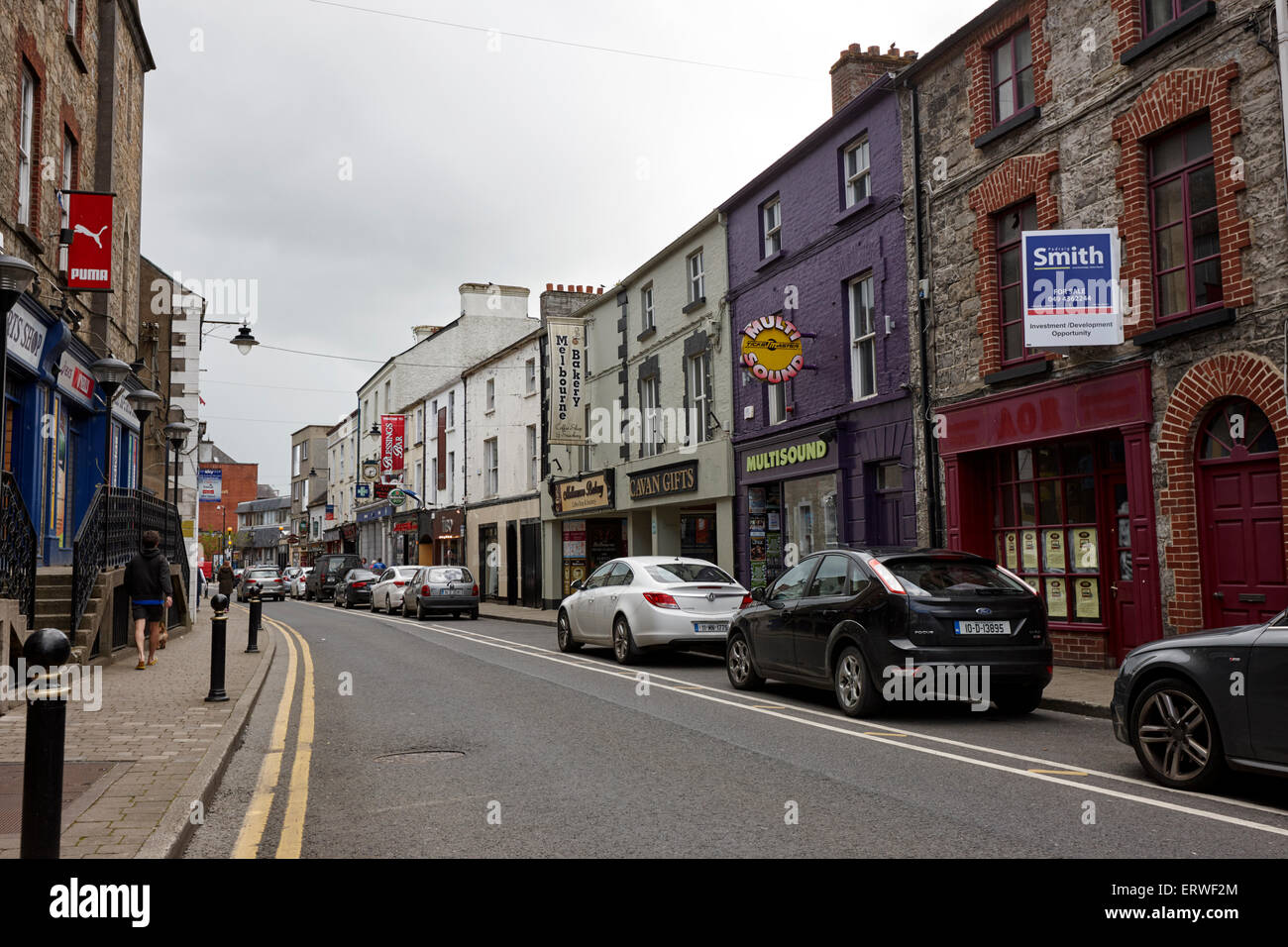 Les rues étroites de la rue principale de la ville de Cavan le comté de Cavan République d'Irlande Banque D'Images
