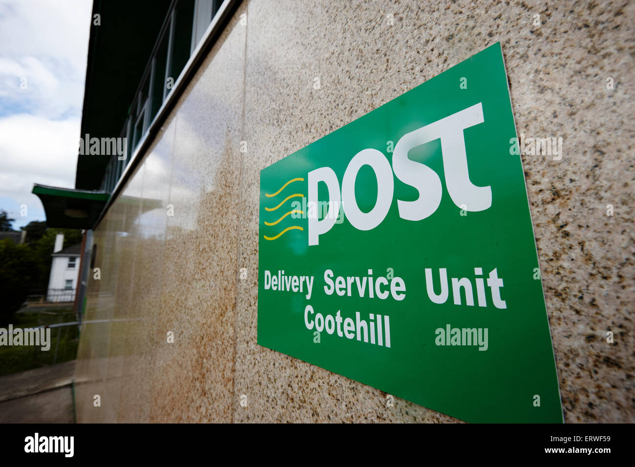 Après un service de livraison postale irlandais signe unité Cootehill County Cavan République d'Irlande Banque D'Images