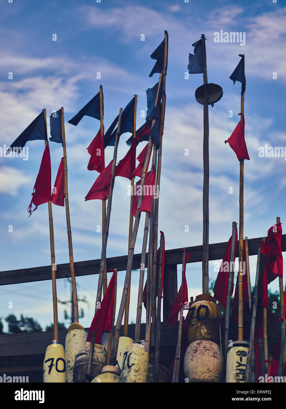 Les poteaux de bambou avec des drapeaux colorés bi Banque D'Images