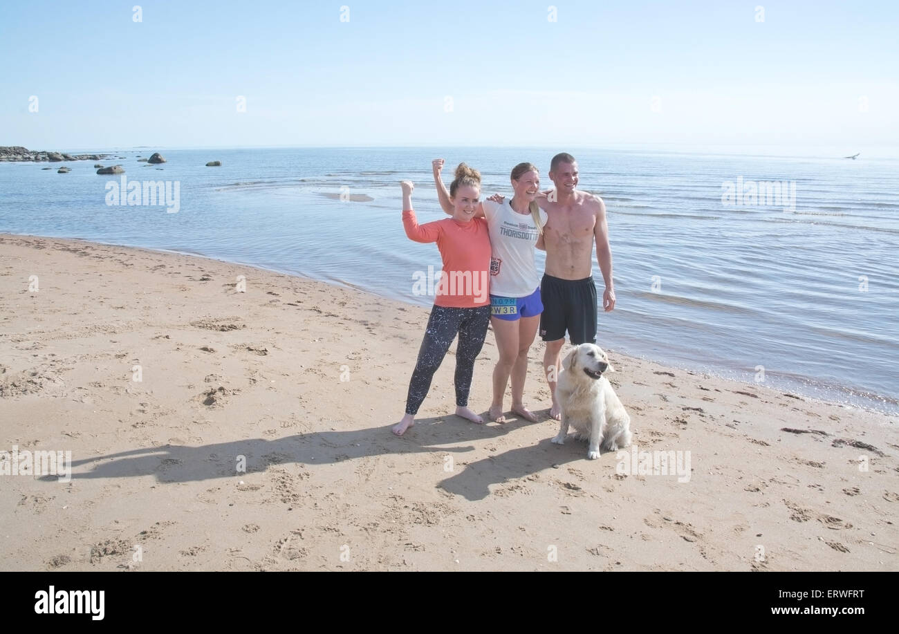 FALKENBERG, SUÈDE - 6 juin 2015 : les gens et les chiens qui posent pour l'appareil photo sur la plage le 6 juin 2015 dans Skrea, Falkenberg, Suède. Banque D'Images