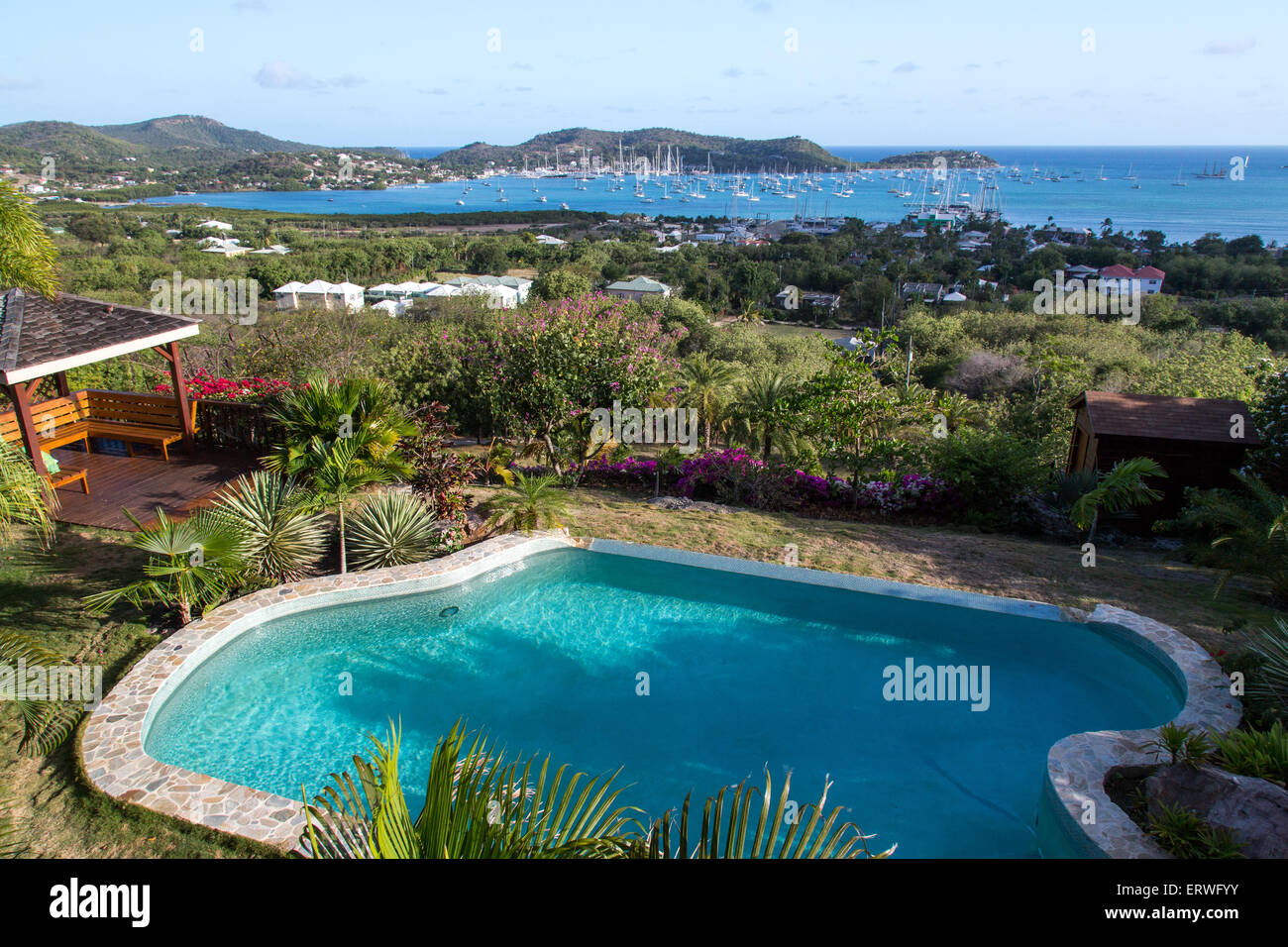 Piscine et vue sur le port de Falmouth, Antigua Banque D'Images