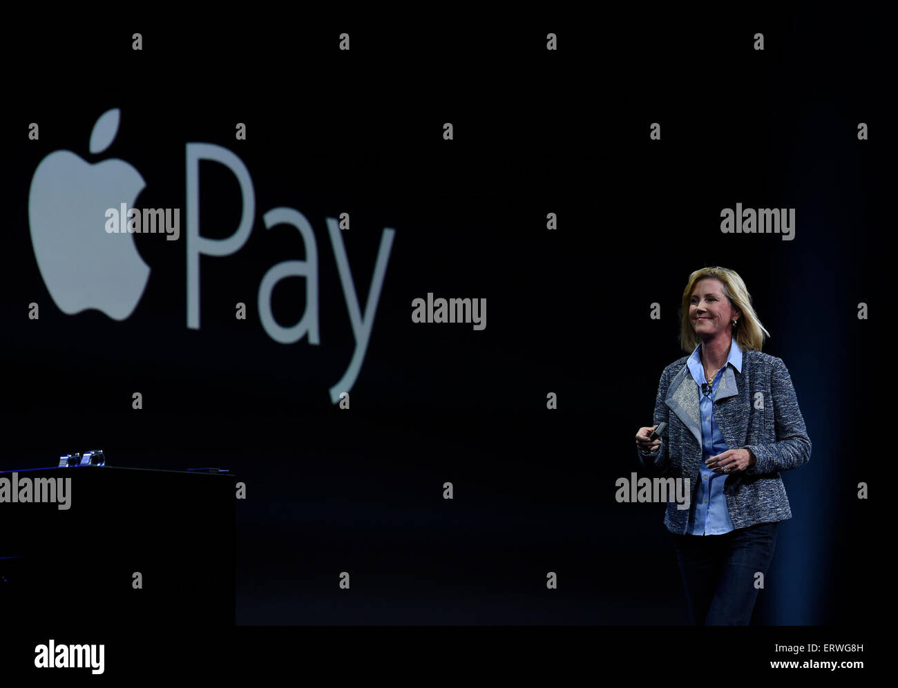 San Francisco, USA. 8 juin, 2015. Jennifer Bailey, vice-président de l'online store de Apple, assiste à l'Apple Worldwide Developers Conference (WWDC) 2015 à San Francisco, États-Unis, 8 juin 2015. Source : Xinhua/Alamy Live News Banque D'Images San Francisco, USA. 8 juin, 2015. Jennifer Bailey, vice-président de l'online store de Apple, assiste à l'Apple Worldwide Developers Conference (WWDC) 2015 à San Francisco, États-Unis, 8 juin 2015. Source : Xinhua/Alamy Live News Banque D'Images