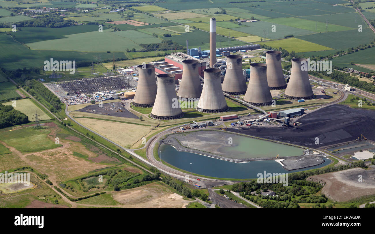 Vue aérienne de Cottam, une centrale au charbon et une centrale électrique au gaz, près de Retford dans Nottinghamshire Banque D'Images