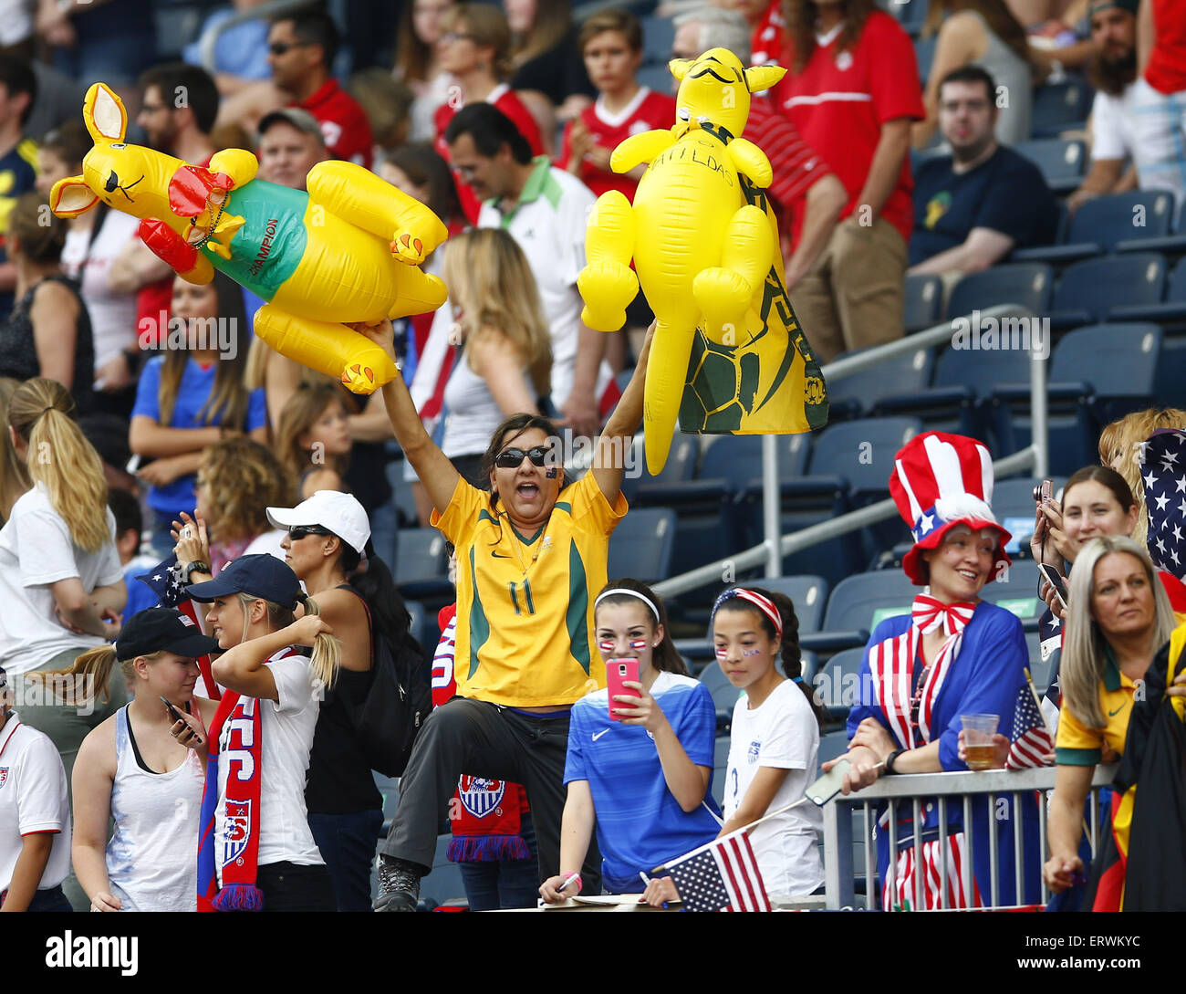 Winnipeg, Canada. 8 juin, 2015. Fans de l'équipe avant le groupe d match entre les États-Unis et l'Australie à la FIFA 2015 Coupe du Monde féminine à Winnipeg, Canada, le 8 juin 2015. Credit : Ding Xu/Xinhua/Alamy Live News Banque D'Images Winnipeg, Canada. 8 juin, 2015. Fans de l'équipe avant le groupe d match entre les États-Unis et l'Australie à la FIFA 2015 Coupe du Monde féminine à Winnipeg, Canada, le 8 juin 2015. Credit : Ding Xu/Xinhua/Alamy Live News Banque D'Images