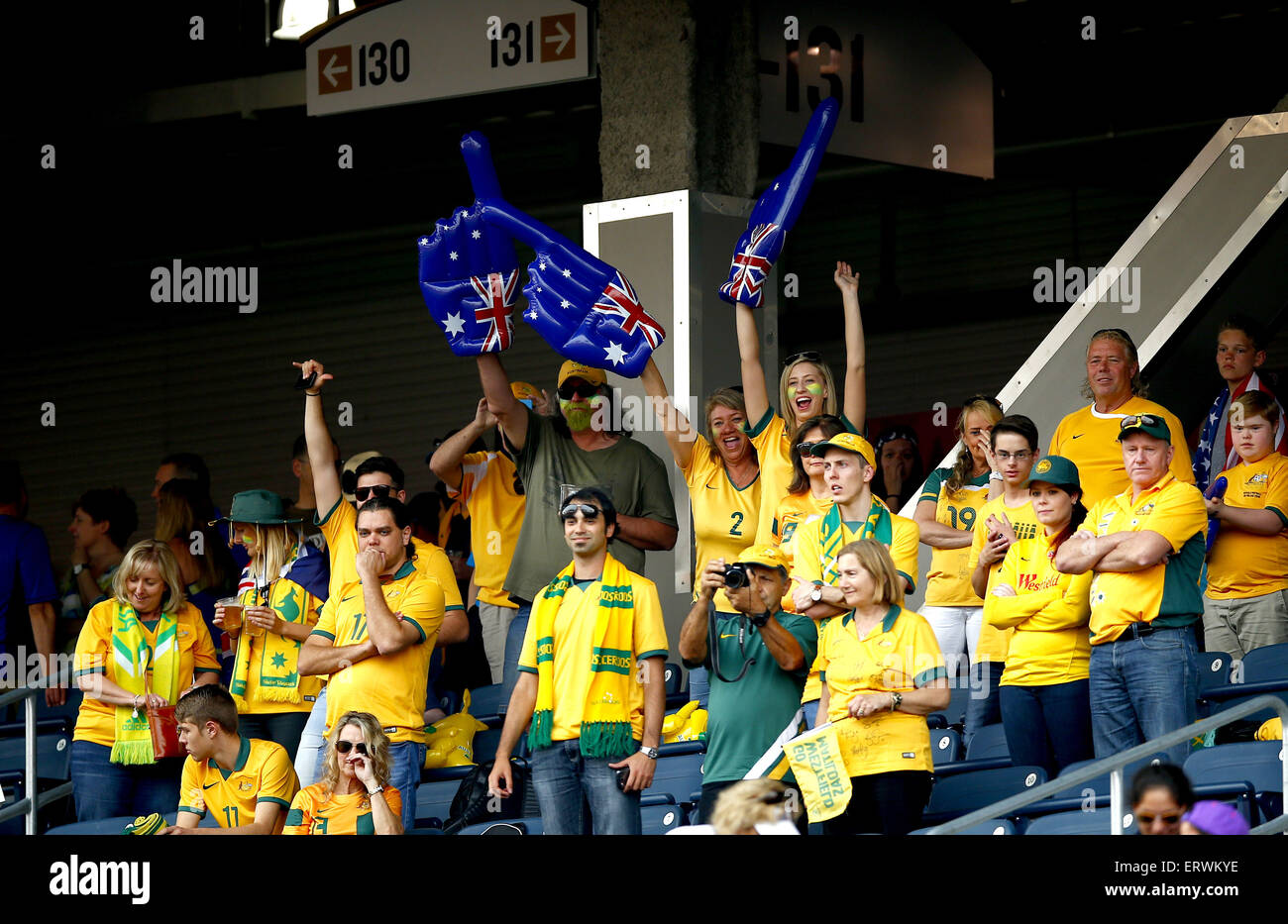 Winnipeg, Canada. 8 juin, 2015. Fans de l'équipe avant le groupe d match entre les États-Unis et l'Australie à la FIFA 2015 Coupe du Monde féminine à Winnipeg, Canada, le 8 juin 2015. Credit : Ding Xu/Xinhua/Alamy Live News Banque D'Images Winnipeg, Canada. 8 juin, 2015. Fans de l'équipe avant le groupe d match entre les États-Unis et l'Australie à la FIFA 2015 Coupe du Monde féminine à Winnipeg, Canada, le 8 juin 2015. Credit : Ding Xu/Xinhua/Alamy Live News Banque D'Images