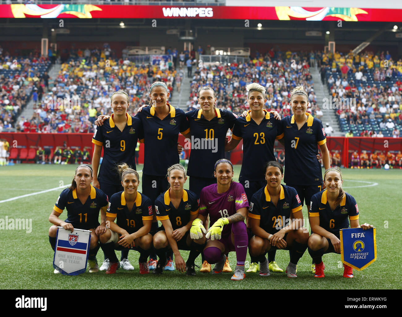Winnipeg, Canada. 8 juin, 2015. Les joueurs de l'Australie posent pour la photo avant que le groupe d match entre les États-Unis et l'Australie à la FIFA 2015 Coupe du Monde féminine à Winnipeg, Canada, le 8 juin 2015. Credit : Ding Xu/Xinhua/Alamy Live News Banque D'Images Winnipeg, Canada. 8 juin, 2015. Les joueurs de l'Australie posent pour la photo avant que le groupe d match entre les États-Unis et l'Australie à la FIFA 2015 Coupe du Monde féminine à Winnipeg, Canada, le 8 juin 2015. Credit : Ding Xu/Xinhua/Alamy Live News Banque D'Images