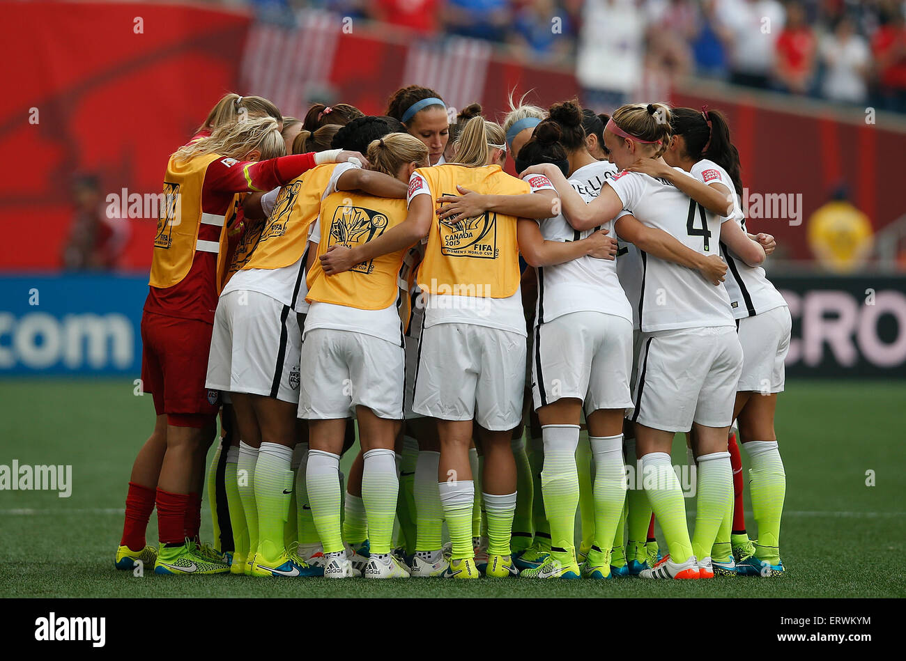 Winnipeg, Canada. 8 juin, 2015. Les joueurs de l'United States cheer à venir du groupe D match entre les États-Unis et l'Australie à la FIFA 2015 Coupe du Monde féminine à Winnipeg, Canada, le 8 juin 2015. Credit : Wang Lili/Xinhua/Alamy Live News Banque D'Images Winnipeg, Canada. 8 juin, 2015. Les joueurs de l'United States cheer à venir du groupe D match entre les États-Unis et l'Australie à la FIFA 2015 Coupe du Monde féminine à Winnipeg, Canada, le 8 juin 2015. Credit : Wang Lili/Xinhua/Alamy Live News Banque D'Images