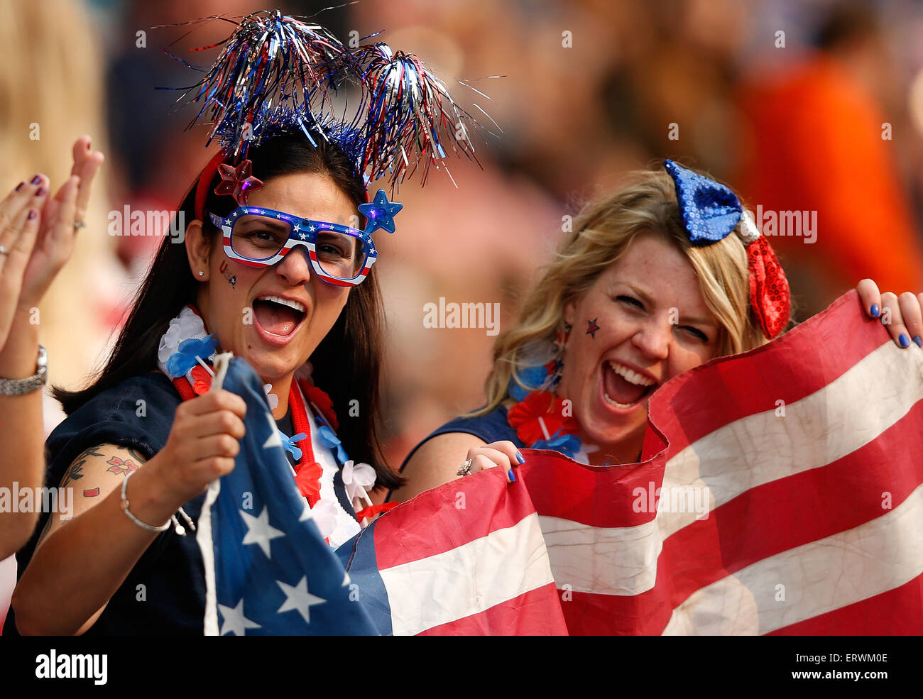 Winnipeg, Canada. 8 juin, 2015. Les partisans de l'United States cheer à venir du groupe D match entre les États-Unis et l'Australie à la FIFA 2015 Coupe du Monde féminine à Winnipeg, Canada, le 8 juin 2015. Credit : Wang Lili/Xinhua/Alamy Live News Banque D'Images Winnipeg, Canada. 8 juin, 2015. Les partisans de l'United States cheer à venir du groupe D match entre les États-Unis et l'Australie à la FIFA 2015 Coupe du Monde féminine à Winnipeg, Canada, le 8 juin 2015. Credit : Wang Lili/Xinhua/Alamy Live News Banque D'Images