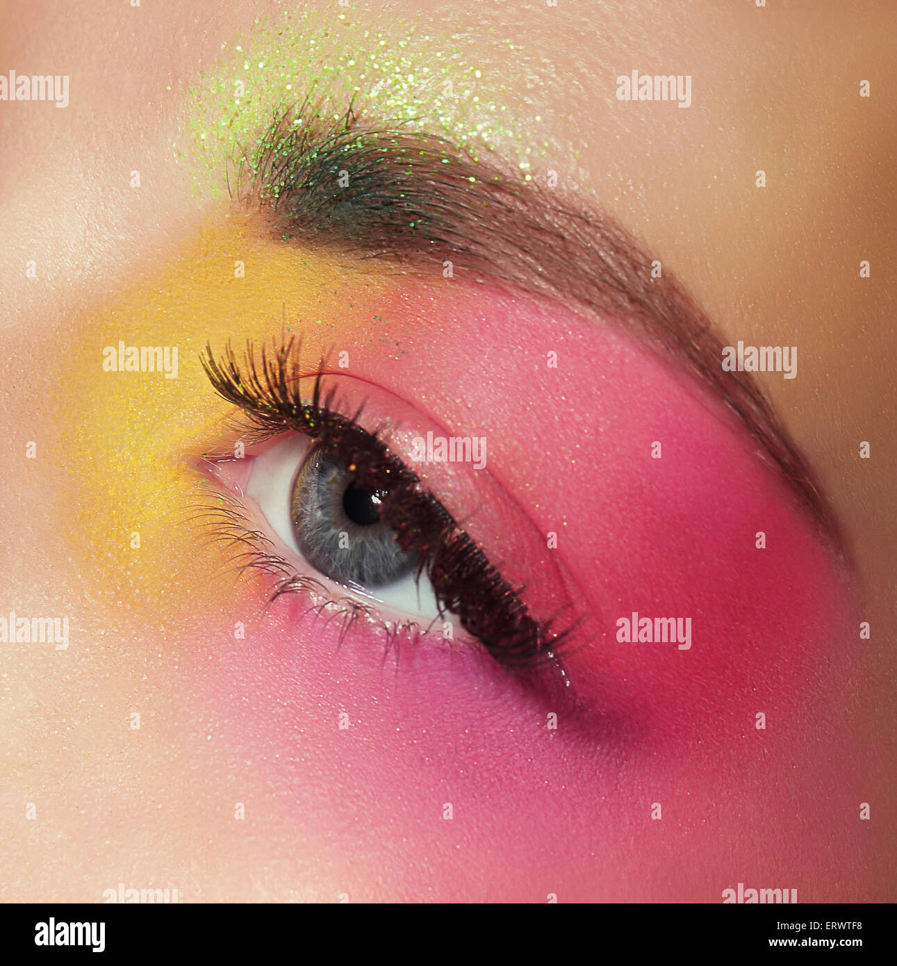 Les cosmétiques. Mascara. Woman's Eye avec maquillage coloré Banque D'Images