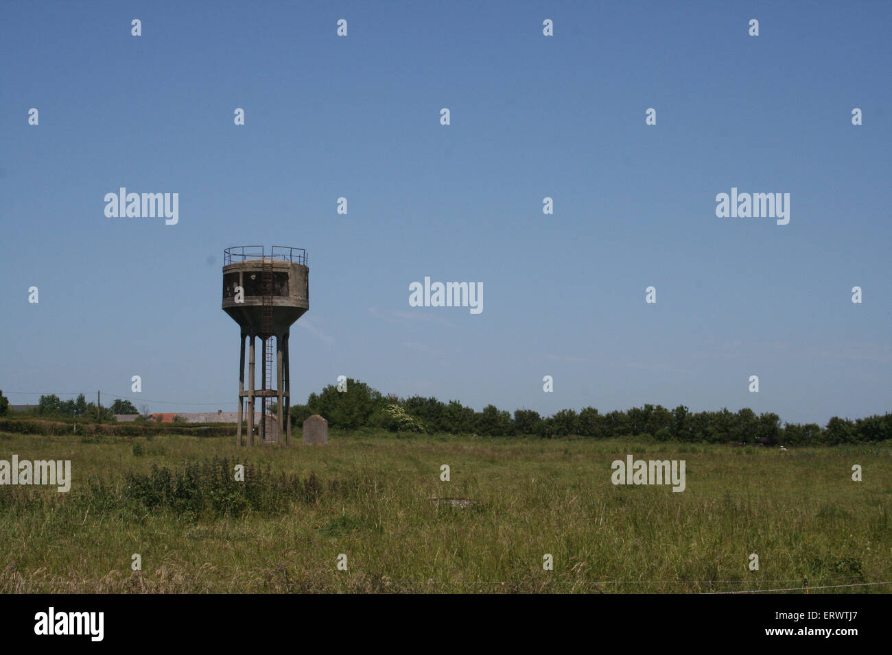 La DEUXIÈME GUERRE MONDIALE américain le stockage de l'eau laissée dans  ancienne base militaire américaine. Normandie France Photo Stock - Alamy