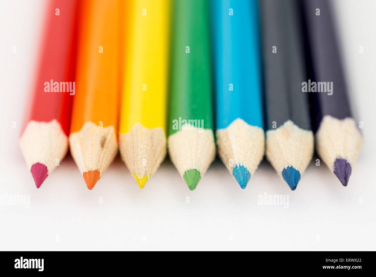Rouge, orange, jaune, vert et bleu de crayons dans une rangée Banque D'Images