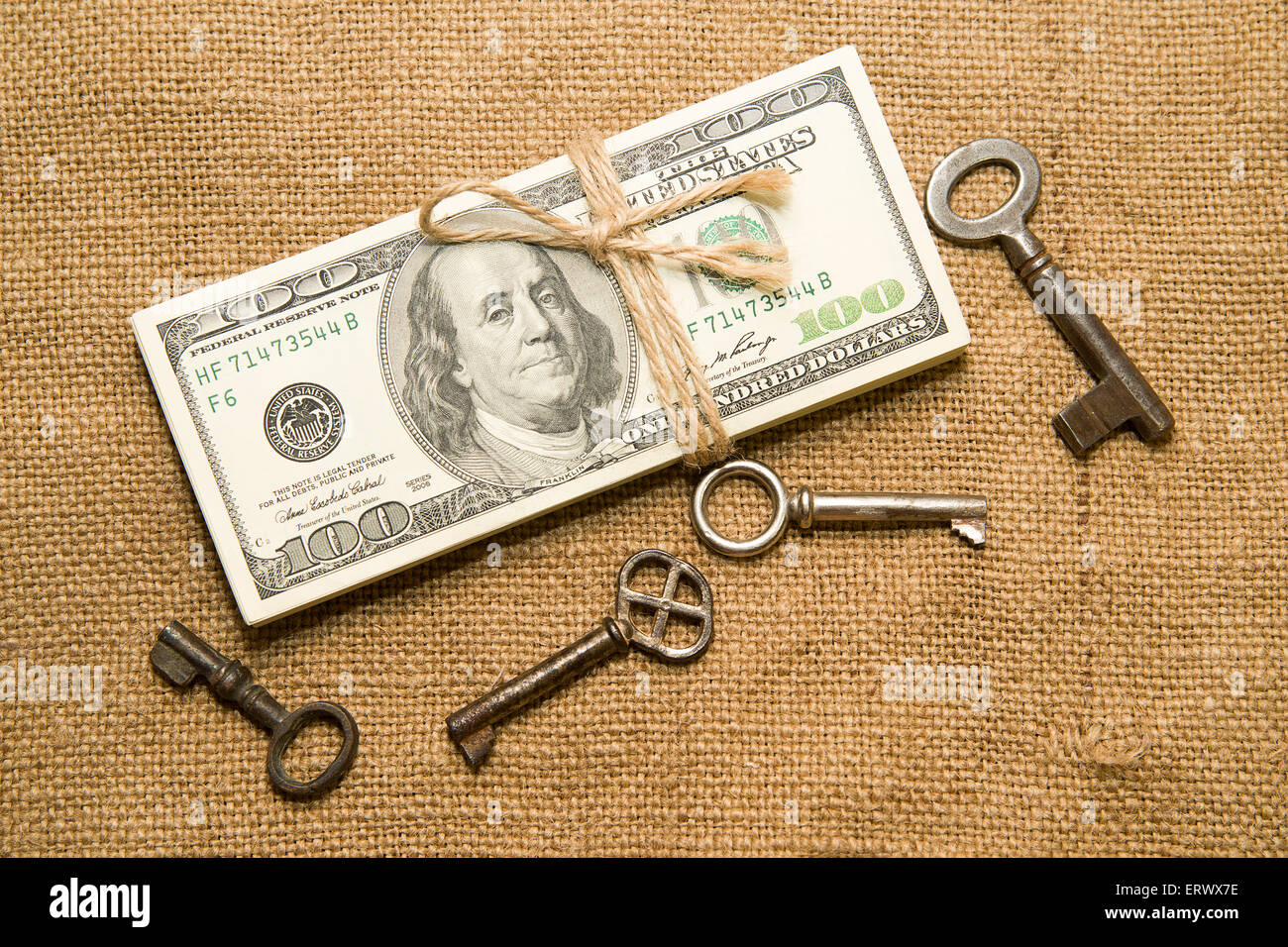 Un paquet de dollars attaché avec une corde et des clés dans le vieux tissu Banque D'Images