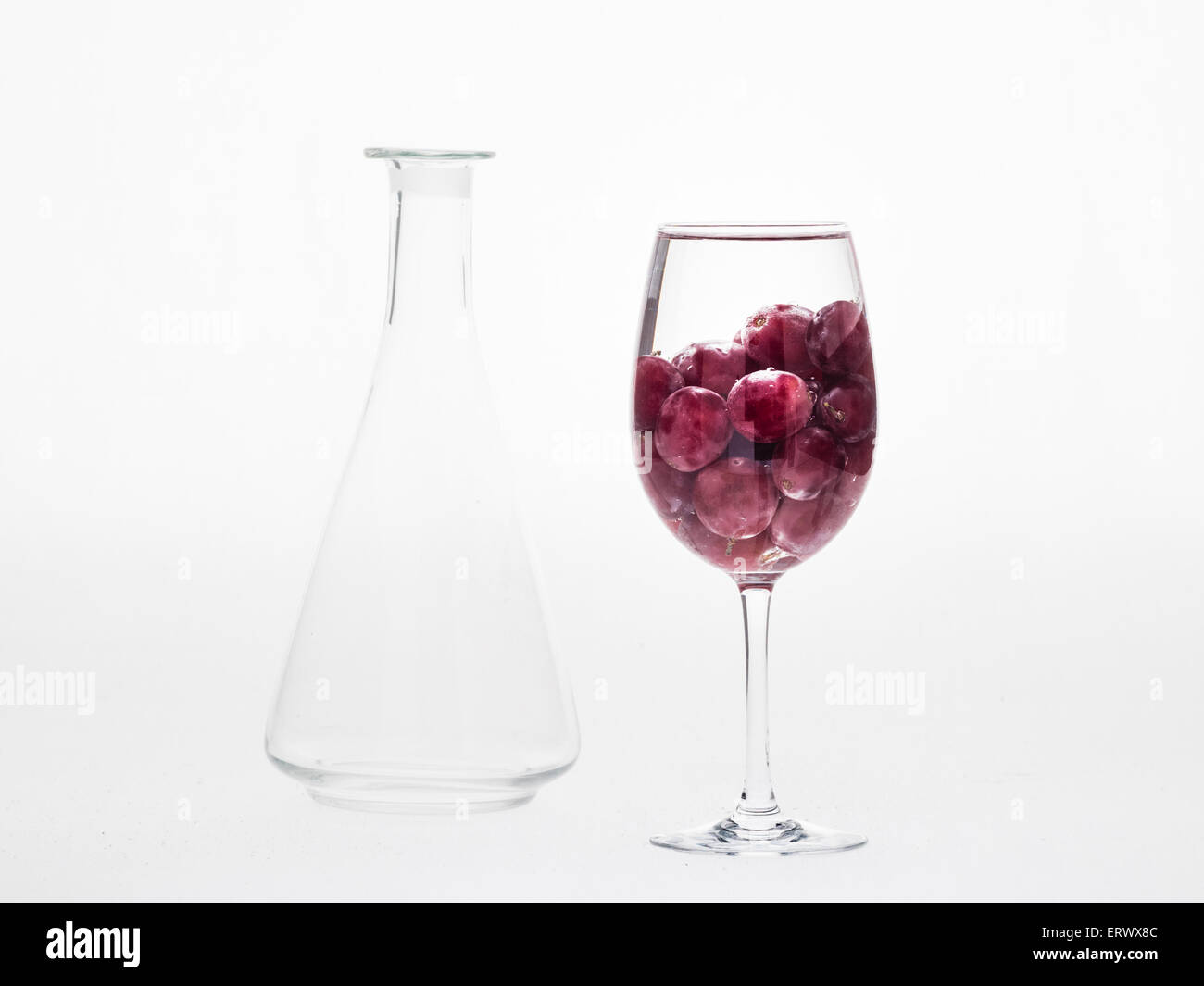 Les raisins rouges en verre de vin Banque D'Images