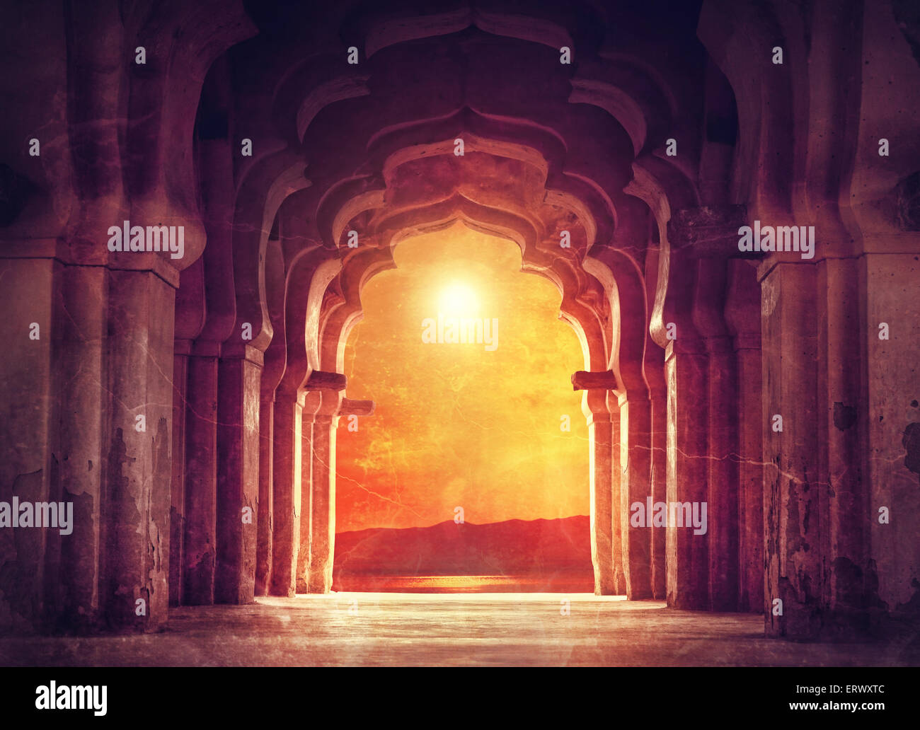 Ancien ruiné arch dans ancien temple au coucher du soleil en Inde Banque D'Images