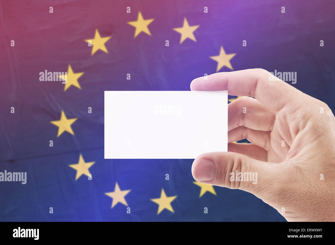 Caucasian Man Holding Blank Business Card contre Drapeau de l'Union européenne, l'effet rustique Vintage Retro Banque D'Images