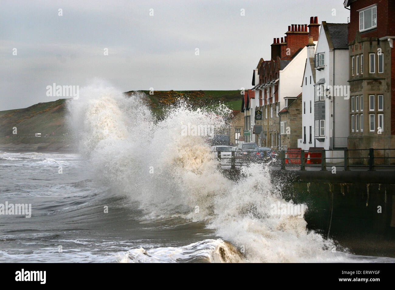 Les vagues s'écraser sur la voie publique. Banque D'Images