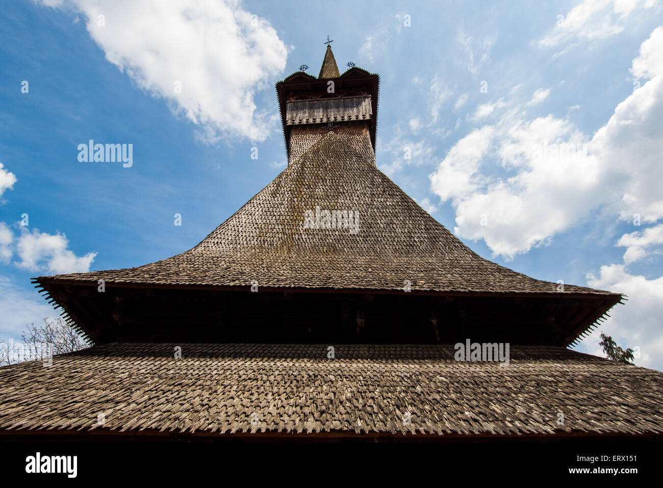 La toiture en bardeaux de bois d'une église traditionnelle roumaine en Maramures Banque D'Images