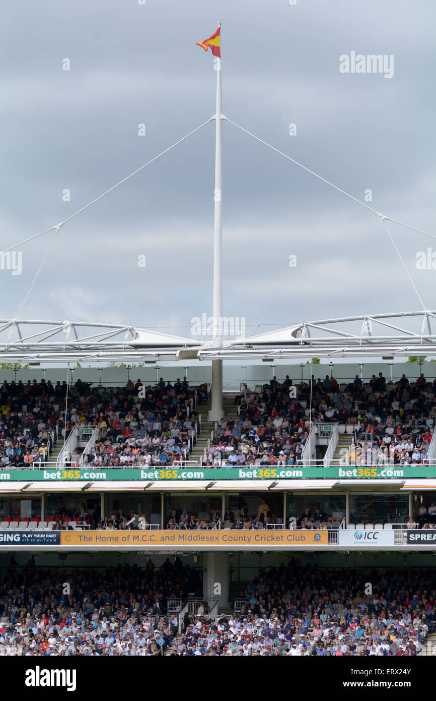 Marylebone Cricket Club flag flying au-dessus du Grand Stand Cinquième jour deuxième test match avec l'Angleterre contre la Nouvelle-Zélande à Londres, Angleterre Banque D'Images