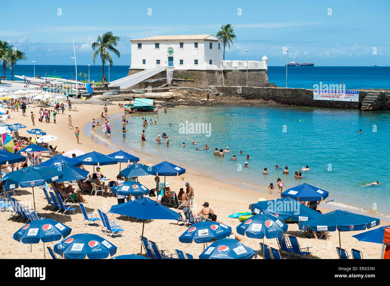 SALVADOR, BRÉSIL - Mars 13, 2015 : amateurs de profiter d'une mer calme sur la plage de Porto da Barra Beach. Banque D'Images