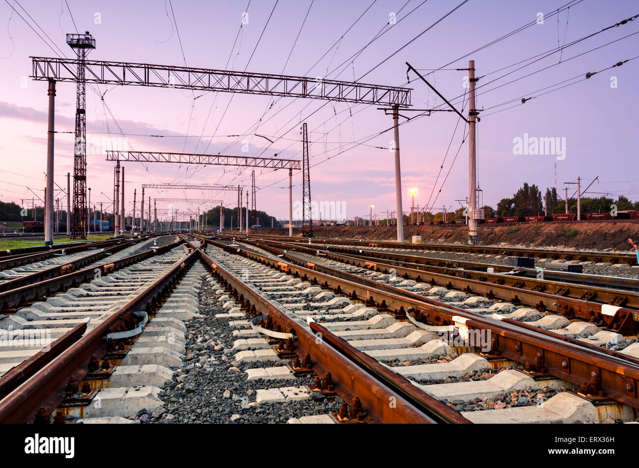 Plate-forme du train de fret au coucher du soleil. Railroad à Donetsk. La station de chemin de fer Banque D'Images