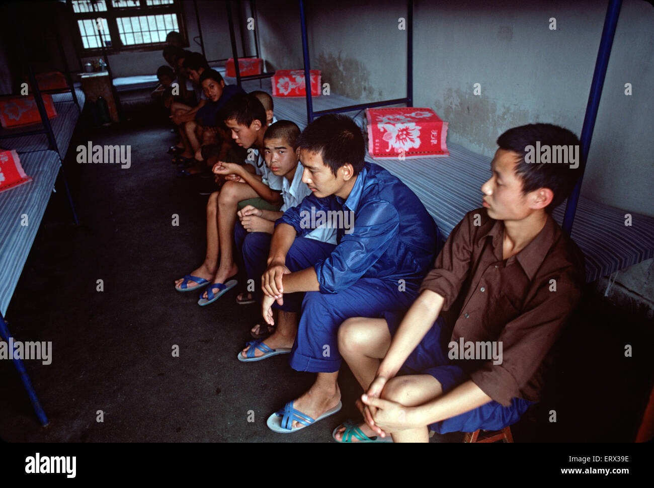 Jeunes prisonniers chinois dans le dortoir du Centre de détention pour jeunes de Chengdu, années 1980 Banque D'Images