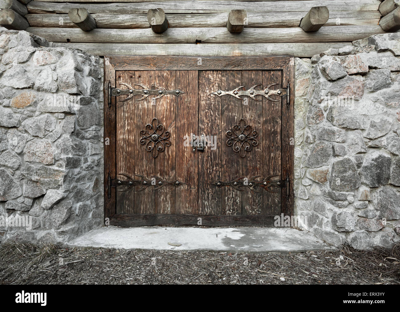 Vieille porte en bois avec serrure et mur de granit. Pour la conception d'arrière-plan Banque D'Images