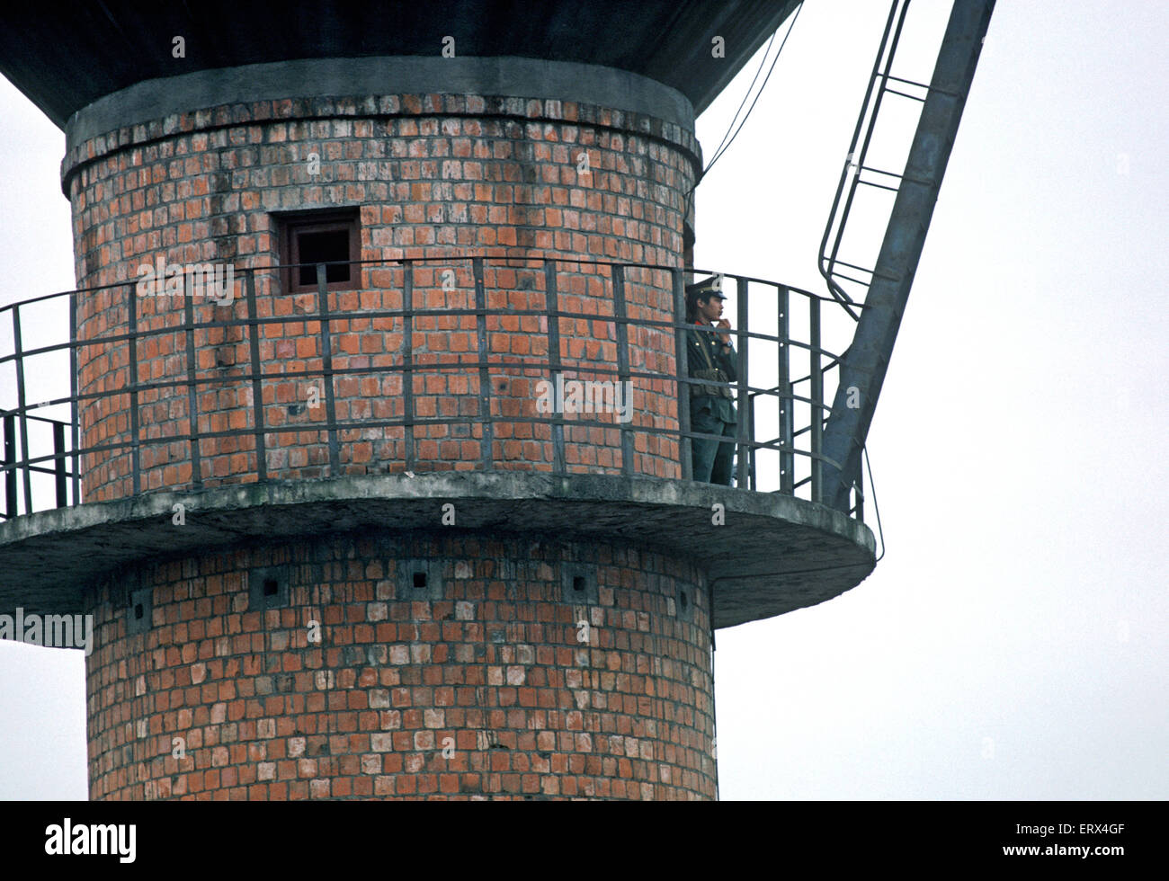 Garde de prison dans la tour de guet du Centre de détention de la jeunesse chinoise, Chengdu, Chine, années 1980 Banque D'Images