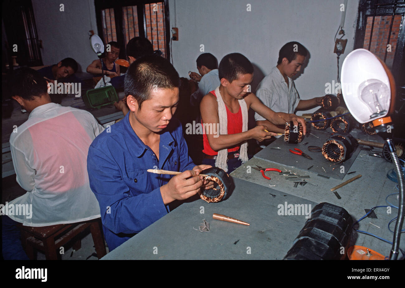 Prisonniers en atelier faisant des lampes dans le Centre de détention de la jeunesse chinoise, Chengdu, Chine, années 1980 Banque D'Images