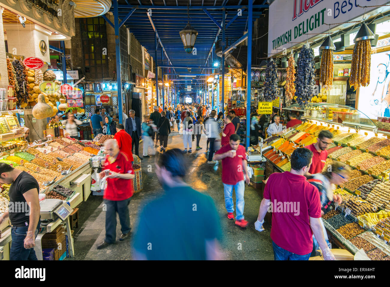 Vue de l'intérieur du marché aux épices ou bazar Egyptien, Istanbul, Turquie Banque D'Images
