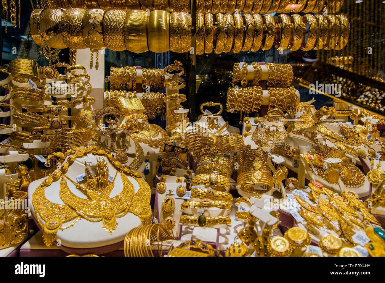 Vitrine avec des bijoutiers et bracelets en or, Istanbul, Turquie Banque D'Images