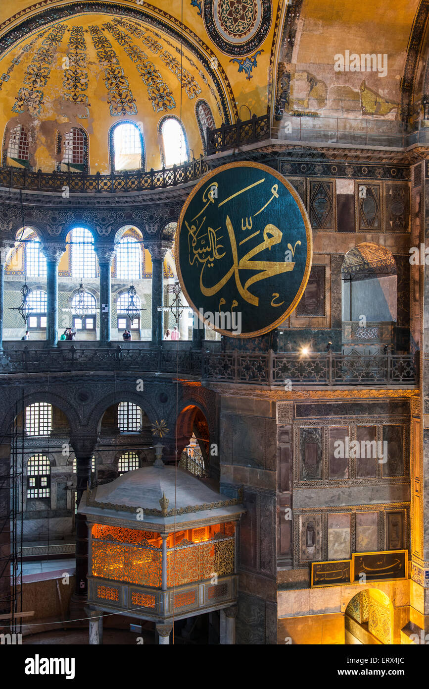Vue de dessus de l'intérieur de Sainte-sophie avec médaillon Ottoman, Sultanahmet, Istanbul, Turquie Banque D'Images