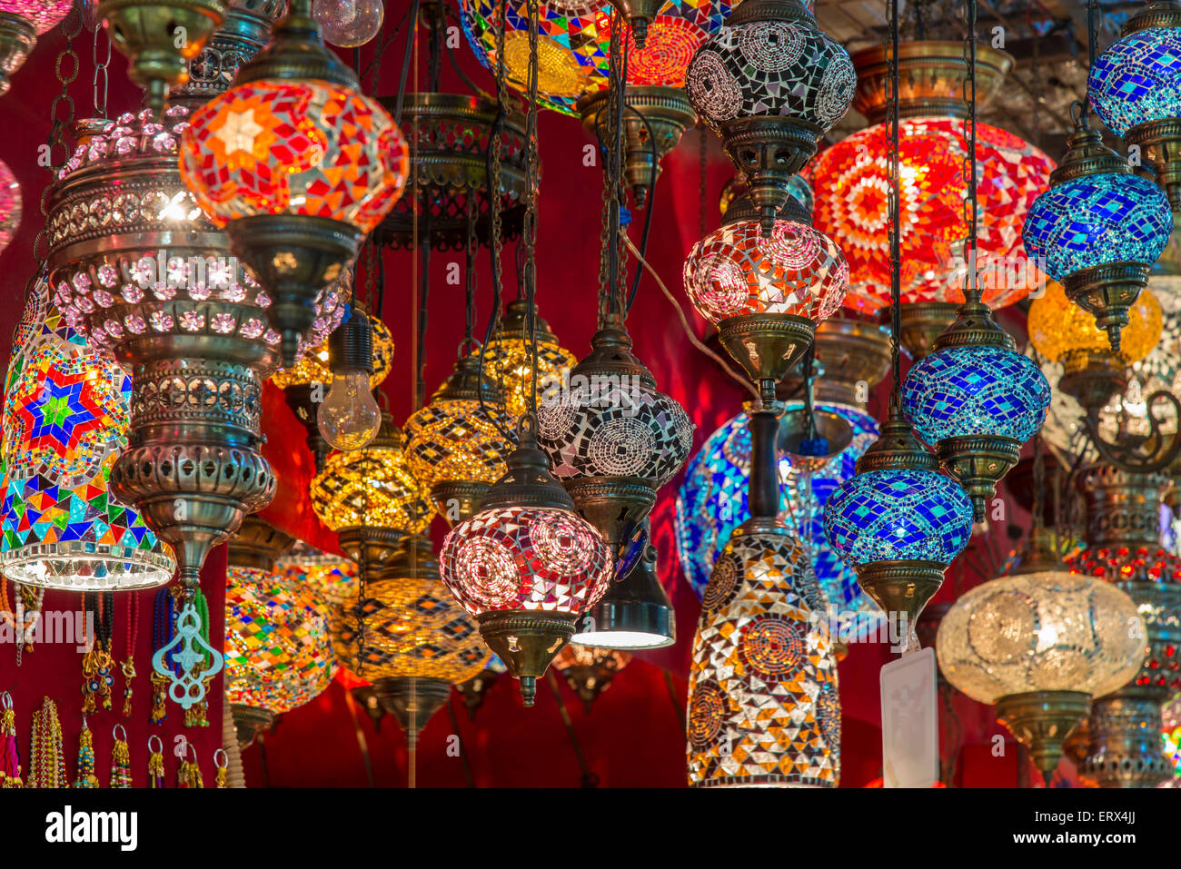 Lanternes suspendues dans un magasin à l'intérieur du Grand Bazar (Kapalıcarsi), Istanbul, Turquie Banque D'Images