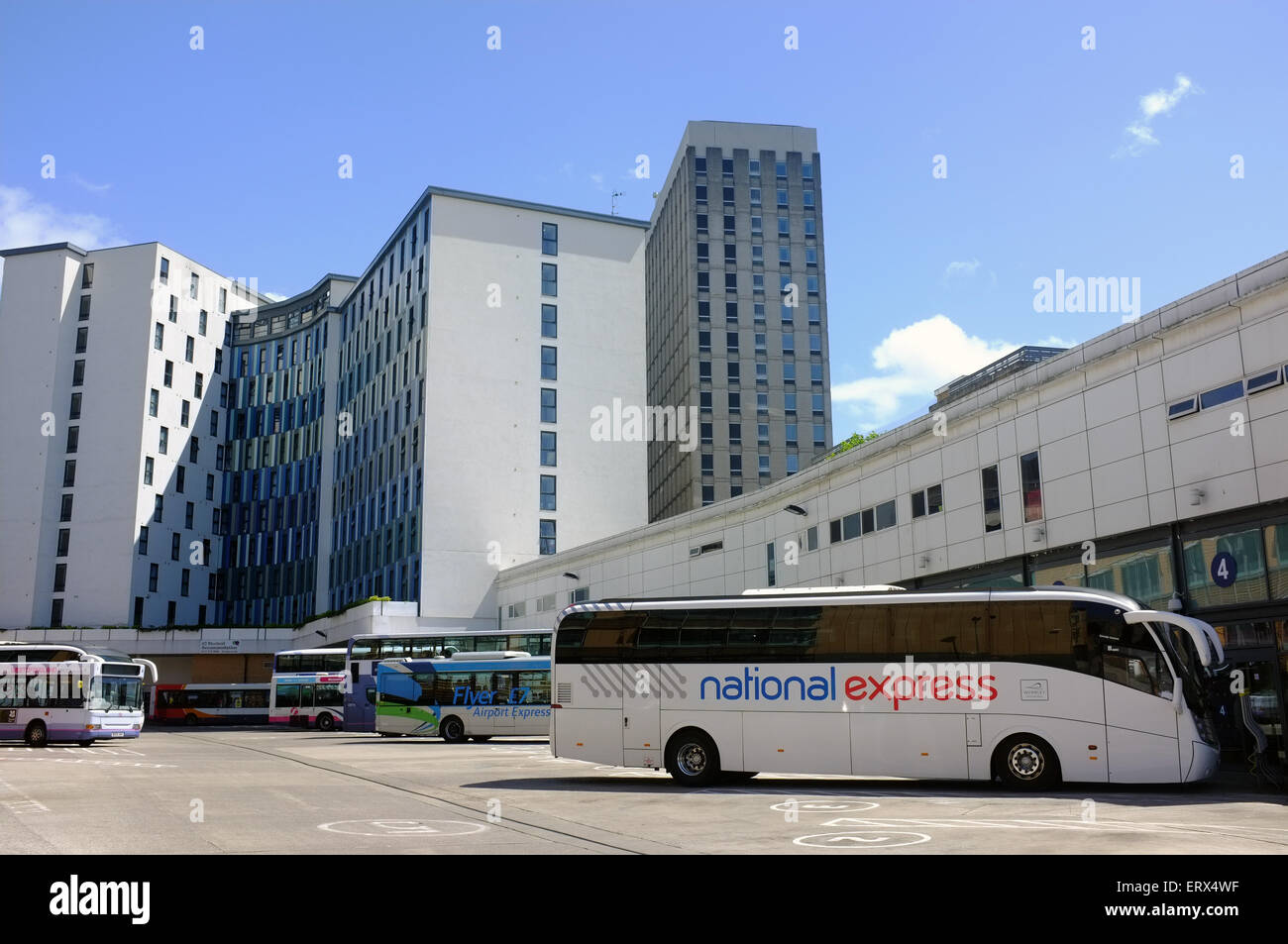 Un bus National Express britannique stationné à la gare routière de Bristol et de l'autocar. Banque D'Images