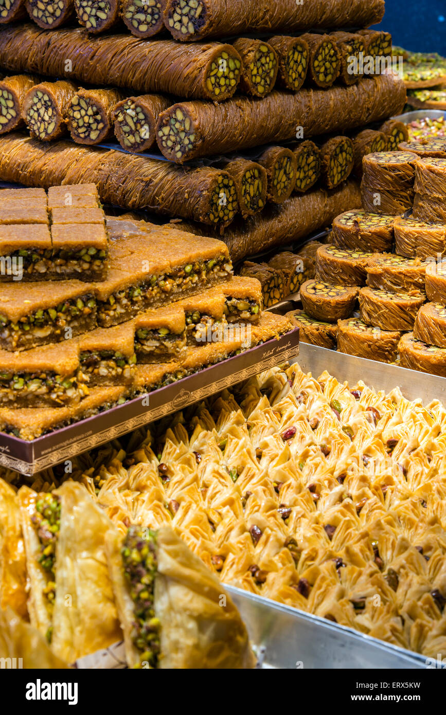 Bonbons traditionnels turcs s'affichent dans une pâtisserie, Istanbul, Turquie Banque D'Images