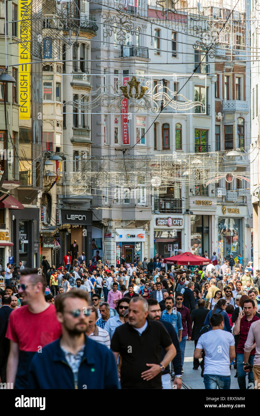 La rue piétonne Istiklal Cadesi, Beyoglu, Istanbul, Turquie Banque D'Images