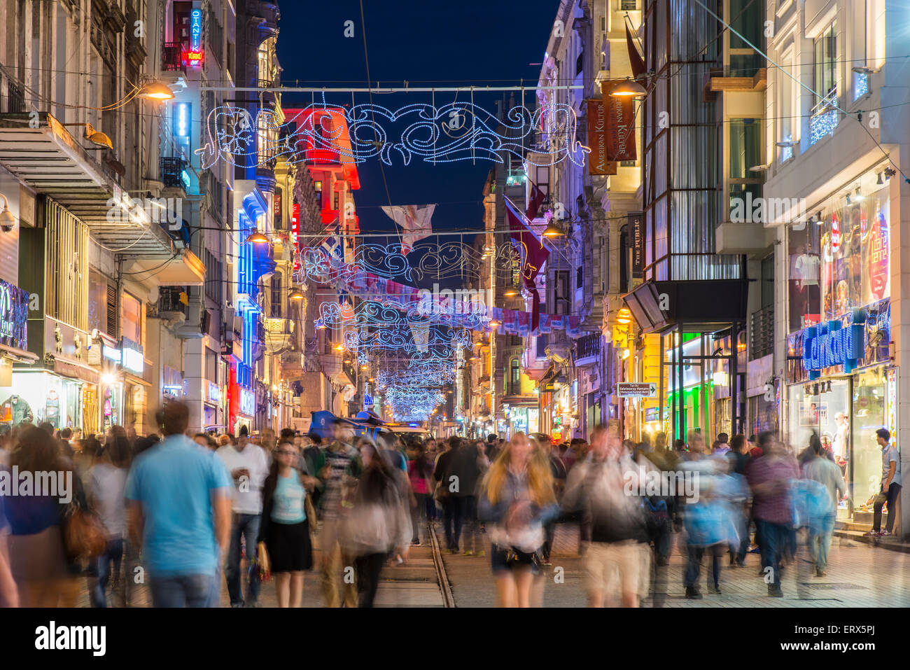 Vue de nuit sur la rue piétonne Istiklal Cadesi, Beyoglu, Istanbul, Turquie Banque D'Images