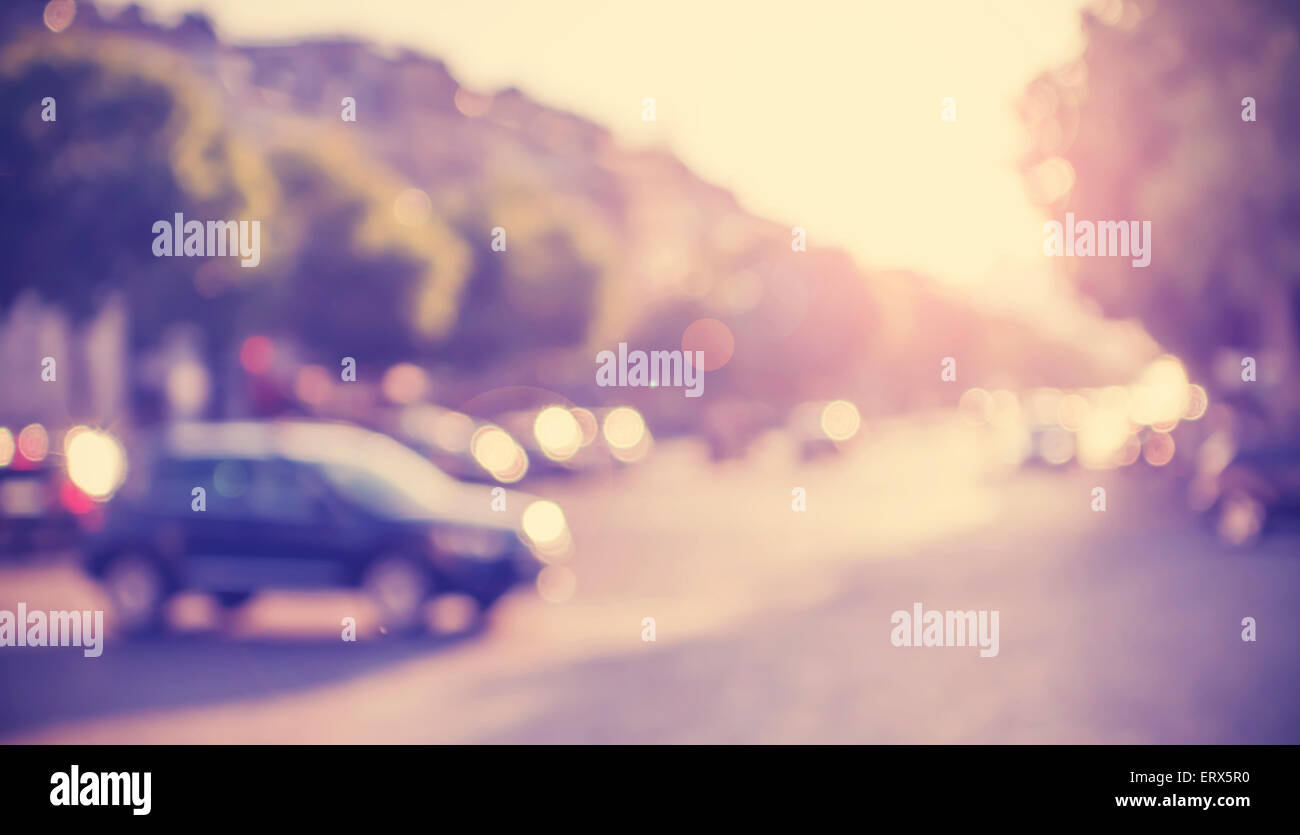 Vintage rue floue filtrée au coucher du soleil avec l'effet flare, Paris. Banque D'Images