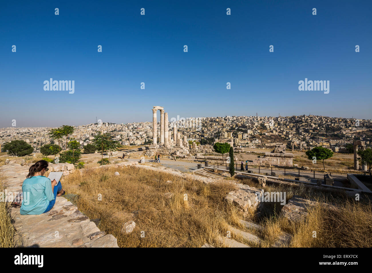 Dessin fille Temple de Hercule sur la citadelle, Amman, Jordanie Banque D'Images