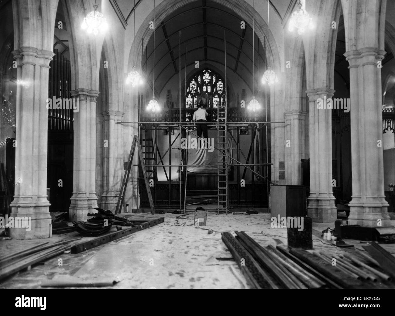 Intérieur de l'Église nouvellement reconstruite de St Jean l'Evangéliste, Maindee, Newport, Monmouthshire. Le Pays de Galles. Septembre 1952. L'église Saint Jean Maindee fut presque brûlé lors d'un incendie criminel le 11 novembre 1949 et a été pratiquement reconstruite et prête à l'étr Banque D'Images