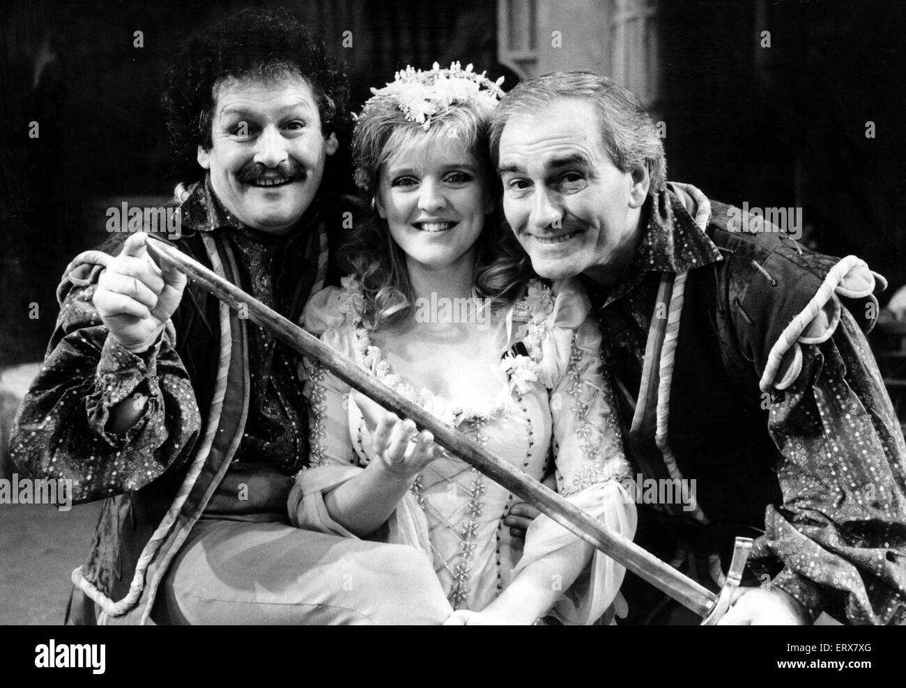 Cannon Ball et star en tant que voleurs mal dans 'Babes in the Wood' à l'Hippodrome de Birmingham. Le duo avec Bernie Nolan, qui joue Maid Marian. 14 décembre 1989. Banque D'Images